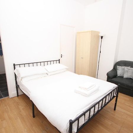 Barton Seaview, Self Catering Studio Apartments, Promenade & Central Beach Location, Families, Couples Or 23 Years Plus Only, Free Parking Blackpool Exterior foto