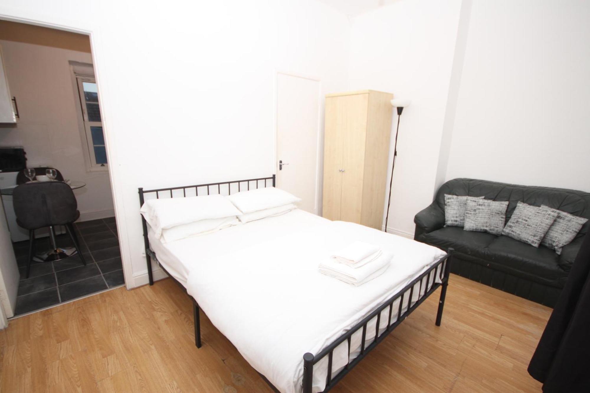 Barton Seaview, Self Catering Studio Apartments, Promenade & Central Beach Location, Families, Couples Or 23 Years Plus Only, Free Parking Blackpool Exterior foto